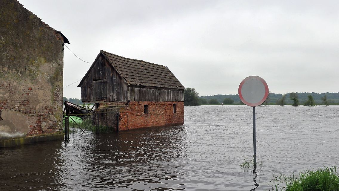 Mitten im Wasser steht ein Gehöft in Polen in Krainik Dolny unweit von Schwedt in Brandenburg.
