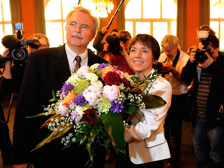 Sie war mit Leib und Seele Bischöfin - Margot Käßmann bekommt einen Blumenstrauß vom Präsidenten der Landessynode, Jürgen Schneider.
