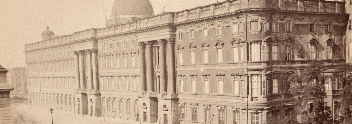 Die Südseite des Berliner Stadtschlosses; aufgenommen um 1878 von dem Fotografen Sophus Williams.