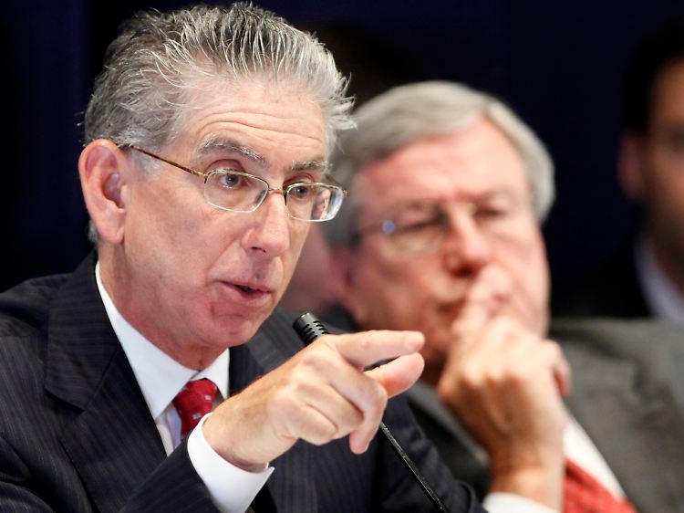 Irgendjemand wird dafür bezahlen müssen: Philip Angelides, der Vorsitzende der "Financial Crisis Inquiry Commission" zeigt mit dem Finger auf die Vorgeladenen.