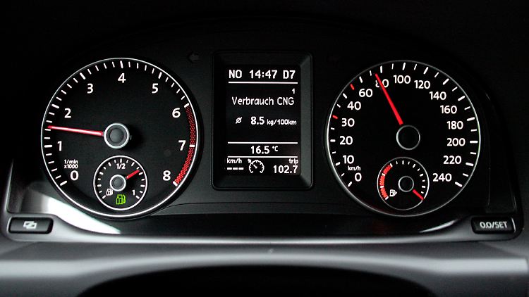Die kleine Skala im Drehzahlmesser (links) informiert über den Gas-Füllstand, die Anzeige rechts über den Benzin-Vorrat.