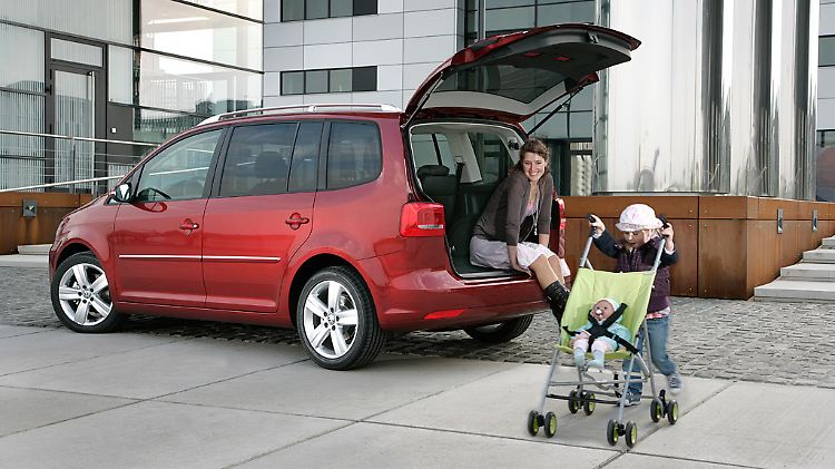 Mit einem Stauraum von knapp zwei Kubikmetern (5-Sitzer) ist der VW Touran auch auf größere Transportaufgaben vorbereitet.