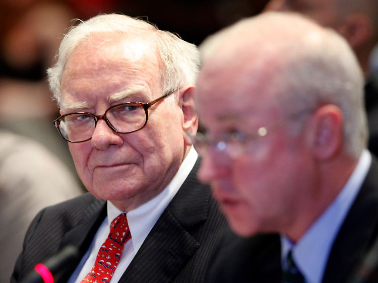 Skeptische Blicke auf das 13-Prozent-Investment: Buffett lauscht den Worten von Raymond McDaniel.