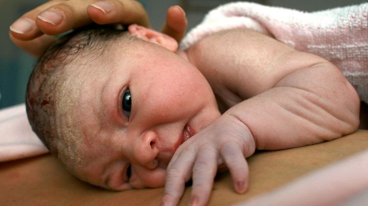 Die künstlichen Befruchtungen sind durch die erforderlichen Zuzahlungen im Osten um die Hälfte, im Westen um 40 Prozent gesunken.