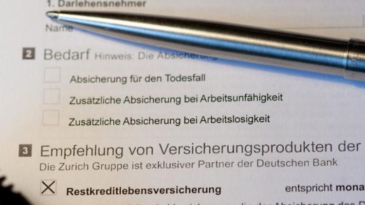Oft wird im Vertrag eine Restschuldversicherung empfohlen - Verbraucherschützer raten vom Abschluss ab. (Bild: Remmers/dpa/tmn)