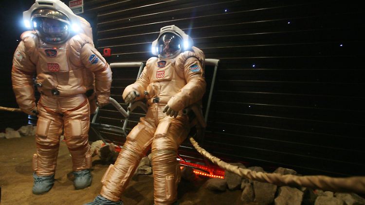 ESA-Spezialist Diego Urbani (r.) aus Italien und Militärarzt Alexei Smolejewsky (l.) aus Russland beim Training auf nachgebautem Marsboden im Institut für biomedizinische Probleme in Moskau.