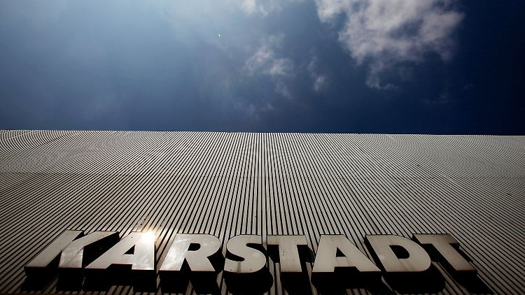 Der Himmel über Karstadt hängt eigentlich voller Wolken: Der Konzern ist insolvent.