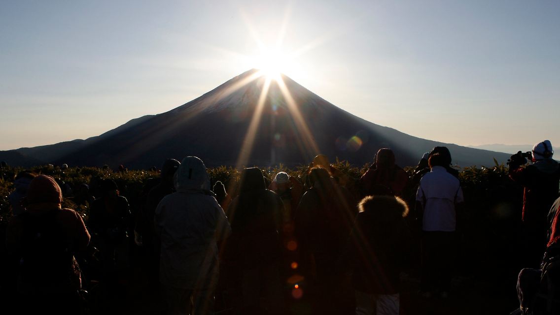 Warten auf ein Zeichen aus Japan. Sonnenaufgang über dem Fujiyama.
