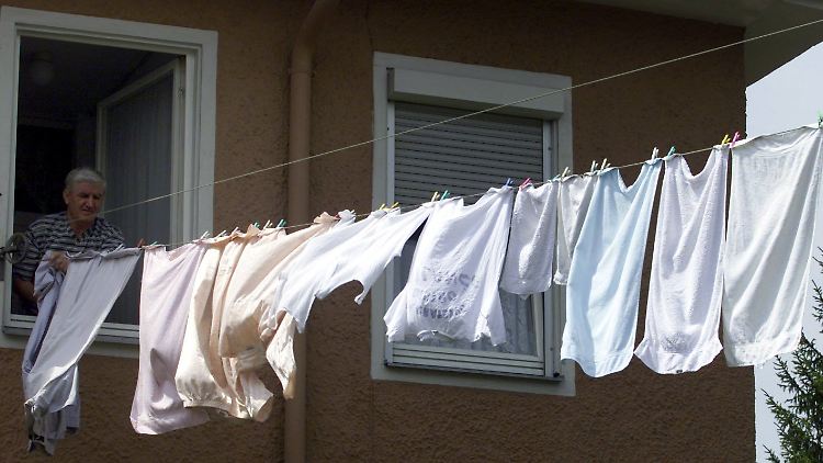 In der Sonne getrocknete Wäsche bleicht aus - manchmal erwünscht, oft unerwünscht.