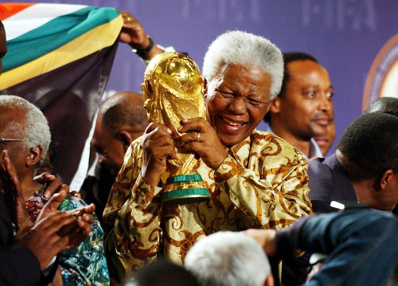 Falls Sie es noch nicht mitbekommen haben: Am 11. Juni beginnt die Fußball-Weltmeisterschaft in Südafrika. Nelson Mandela freut sich. 