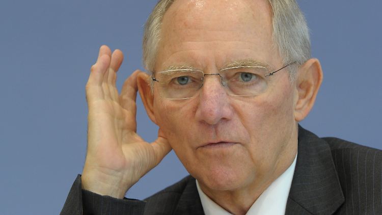 Finanzminister Wolfgang Schäuble muss weniger Schulden sicherstellen und verlangt von seinen Ministerkollegen Unterstützung.