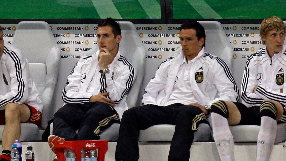 Miroslav Klose durfte sich in der zweiten Halbzeit gegen Bosnien nicht schon einmal an seinen neuen Stammplatz gewöhnen, sondern sich für das Auftaktspiel schonen.