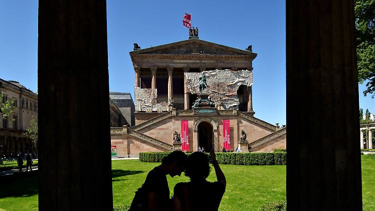 Auf der Museumsinsel: Kolonnadengarten mit der Alten Nationalgalerie.