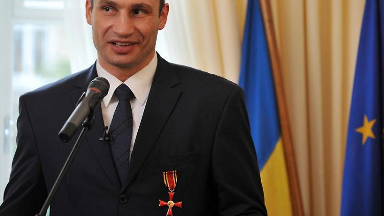 Bekam das Verdienstkreuz ans Revers geheftet: Vitali Klitschko.