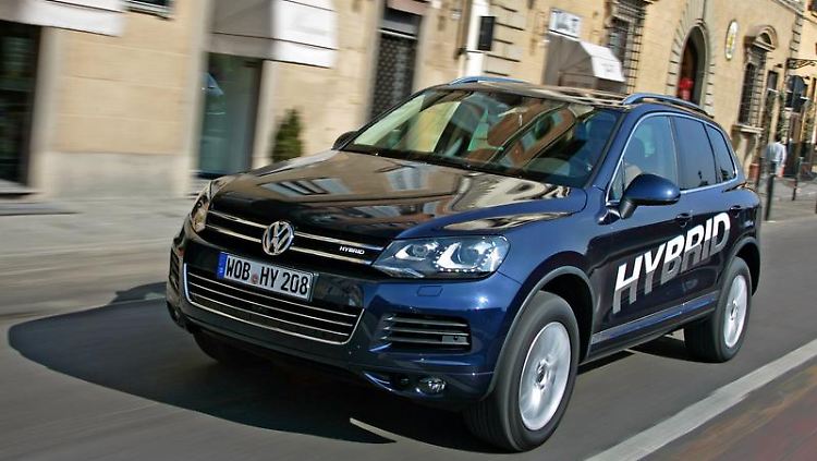 Für ein besseres Image: Mit dem Touareg Hybrid will VW weg vom Ruf des Sprit saufenden Luxus-Geländemobils.