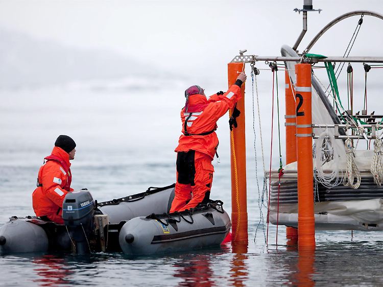 Forscher entnehmen Wasserproben aus dem eisigen Meer an der Nordwestküste von Spitzbergen.