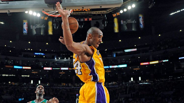 Kobe Bryant stopft den Ball durch die Reuse. 