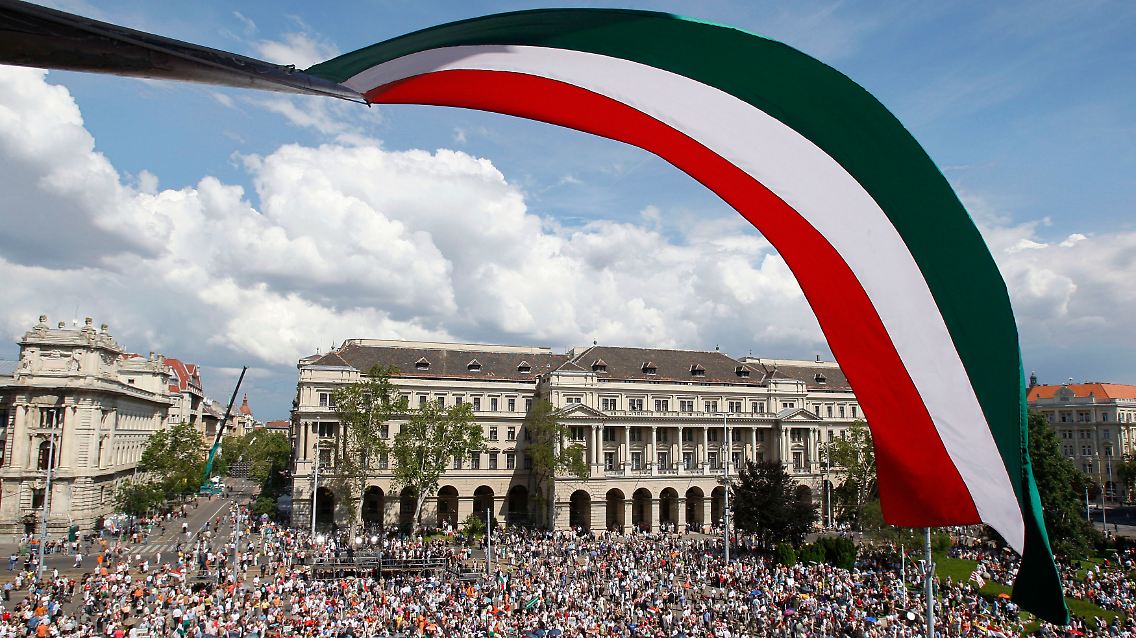 Anhänger der Regierungspartei Fidesz vor dem Parlament in Budapest.