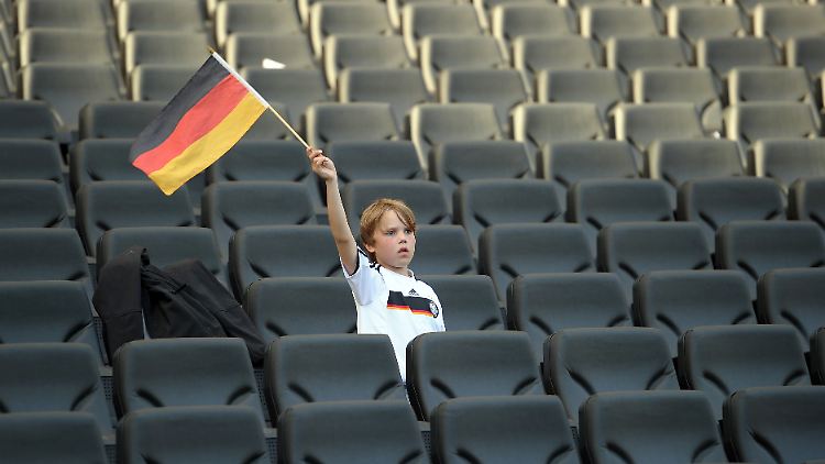Ein Junge fiebert für die deutsche Fußballmannschaft vor dem Länderspiel Deutschland - Bosnien-Herzegowina.