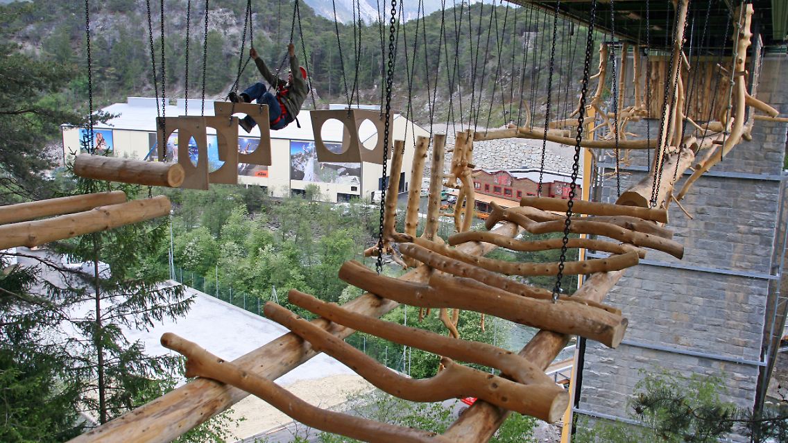 Nichts für schwache Nerven: Zur Area 47 gehört auch ein Kletterpark, der unter einer Straßenbrücke hängt.