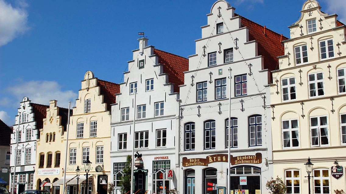 Ein Treppengiebel neben dem anderen - am Marktplatz von Friedrichstadt stehen etliche Häuser, die Orte in Holland erinnern.