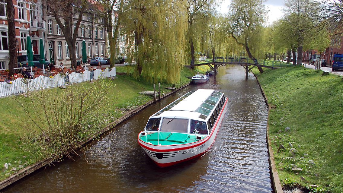 Fast wie eine Grachtenfahrt durch Amsterdam - auch in Friedrichstadt in Schleswig-Holstein schippern Schiffe in schmalen Kanälen.