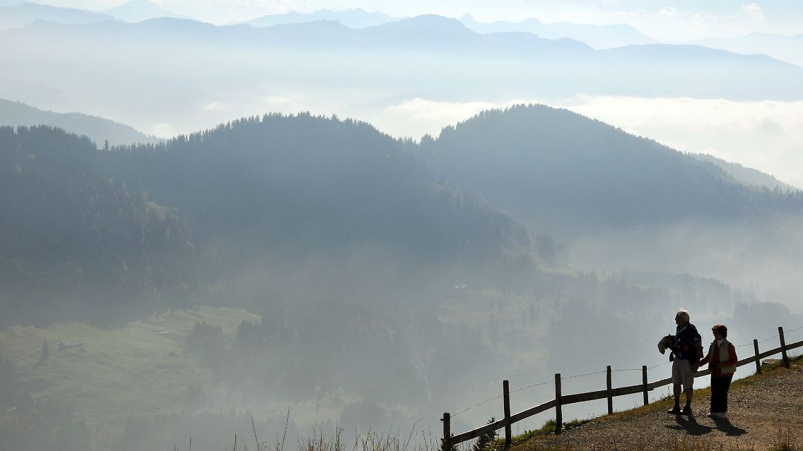 Blick vom Hochgrat, dem mit 1832 Meter höchsten Berg der Nagelfluhkette bei Oberstaufen, hinab ins Tal und hinüber zu den österreichischen Alpen.