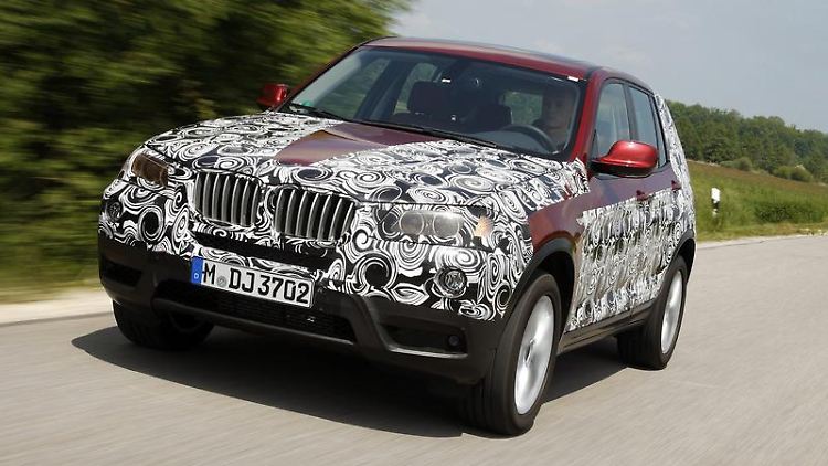 Noch mit Tarnfolie: Der neue BMW X3 bietet mehr Beinfreiheit und Ladevolumen.