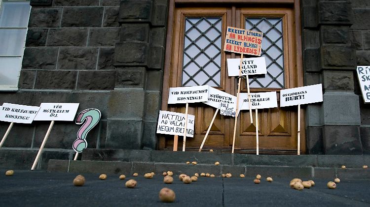 Protest vor dem isländischen Parlament: Nach alter Tradition bekommen nur die braven Kinder Geschenke. Die Bösen hingegen müssen mit Kartoffeln vorlieb nehmen.