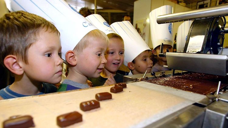 Große Augen machen diese kleinen Jungs in einer Schokoladenfabrik in Bordeaux.