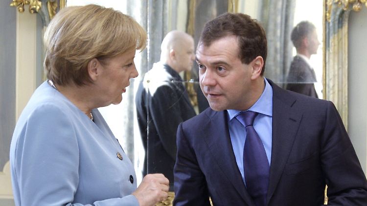 Angela Merkel und Dmitri Medwedew eröffnen gemeinsam die Ostseepipeline Nord Stream in Lubmin.
