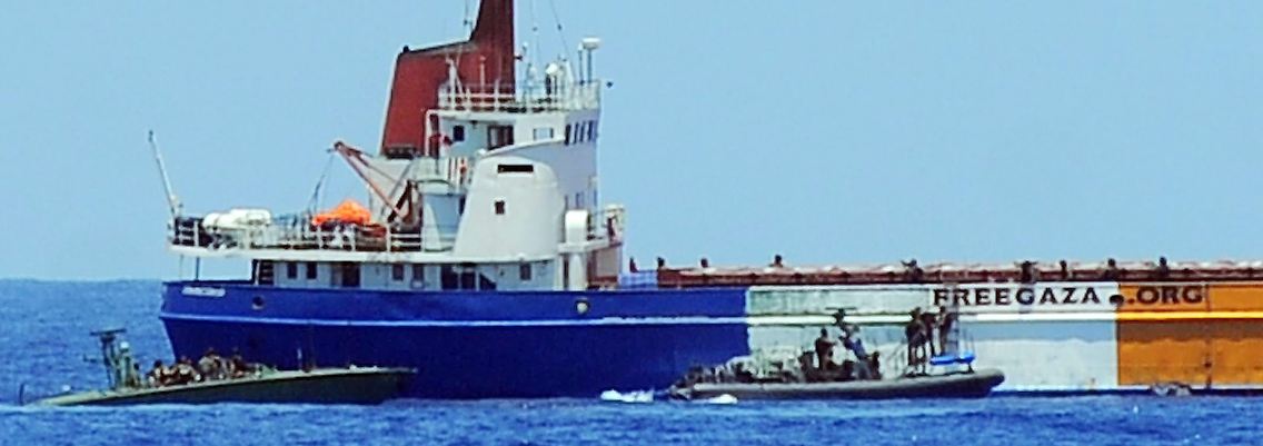 Die "Rachel Corrie" wird von israelischen Soldaten aufgebracht.