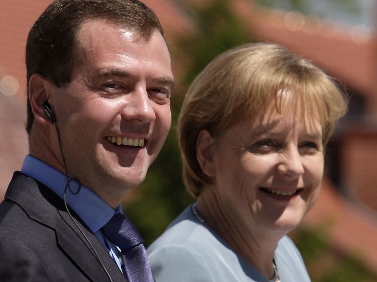 Mediale Intervention von Schloss Meseberg: Kanzlerin Merkel betont im Geleit des russischen Präsidenten Medwedew die Bedeutung der Haushaltskonsolidierung.
