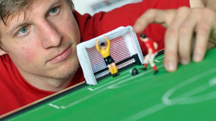 In einem Experiment sollen sich rund 60 Amateurfußballer unter Druck als Elfmeter-Schützen beweisen. 