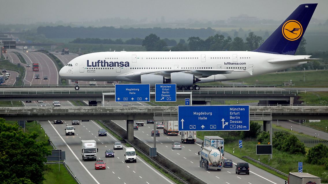 Ein Airbus A380 der Lufthansa überquert eine Rollbrücke über die Autobahn A14 auf dem Flughafen Leipzig/Halle.