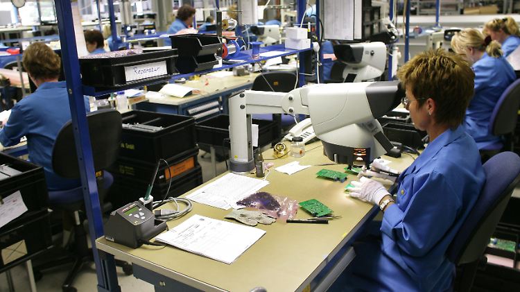 Fertigung von Leiterplatten in der Tonfunk Elektronik Systeme GmbH in Ermsleben.