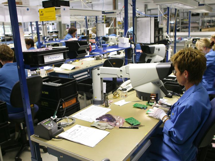 Elektronikfacharbeiter fertigen in der Tonfunk Elektronik Systeme GmbH in Ermsleben (Landkreis Harz) Leiterplatten.