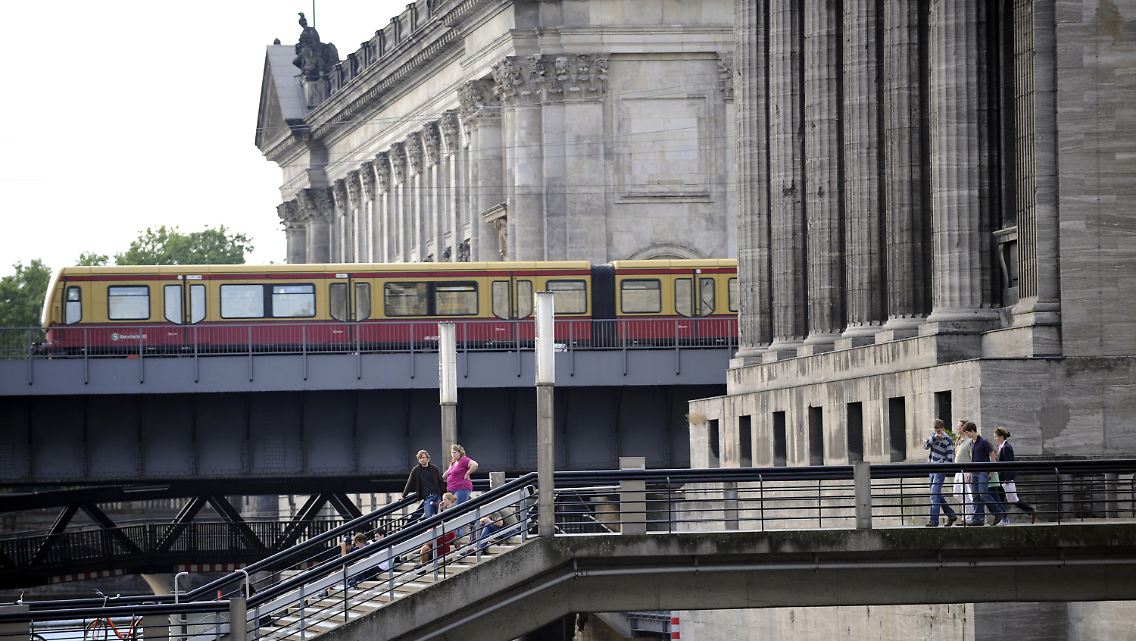 Brücke zum Eingang des Pergamonmuseums auf der Museumsinsel.