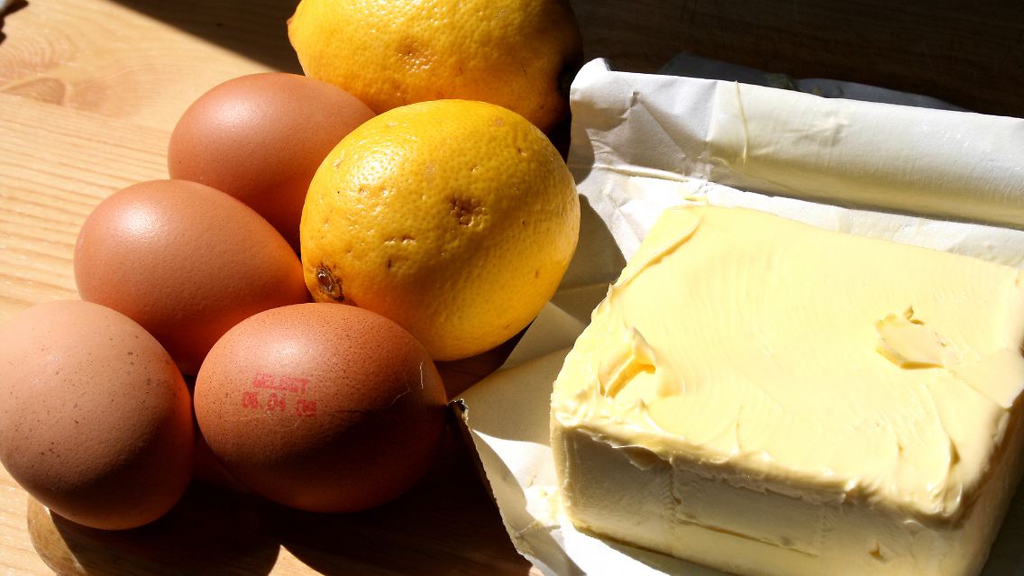 Viel mehr Zutaten braucht man für eine selbstgemachte Sauce Hollandaise nicht.