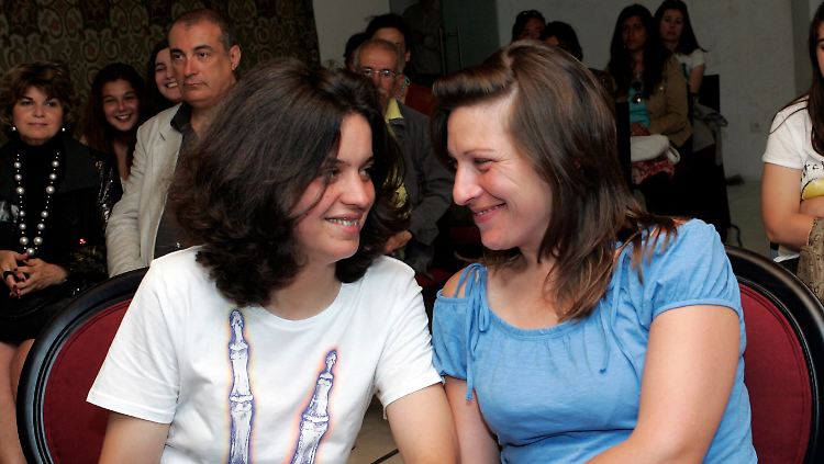 Teresa Pires (l) und Helena Paixão trauen sich.