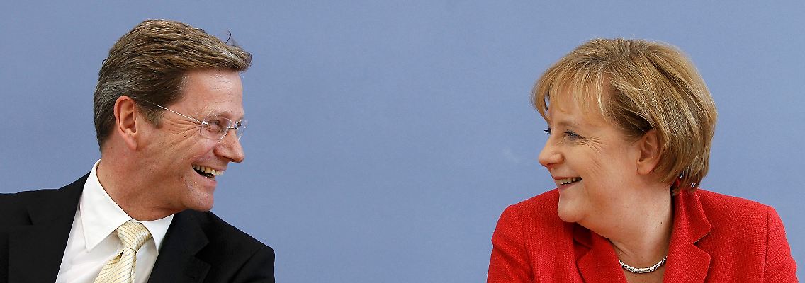 Kanzlerin Angela Merkel und Vize-Kanzler Guido Westerwelle stellen das Sparpaket vor.