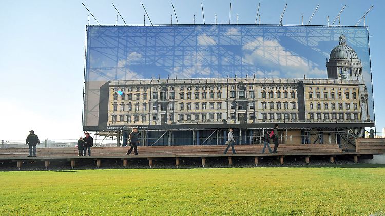 Die Fassade der "Humboldt-Box" ist schon fertig - so soll das Stadtschloss einmal aussehen.