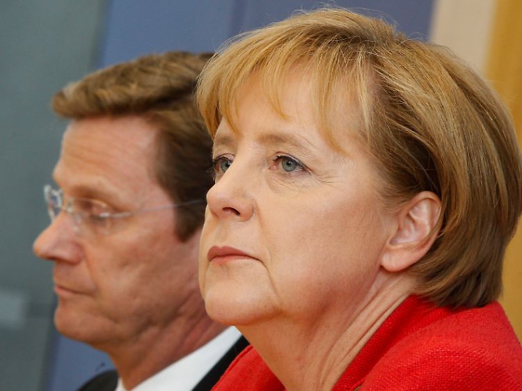 Kanzlerin Angela Merkel und ihr Vize Guido Westerwelle beider Vorstellung des Sparpakets.