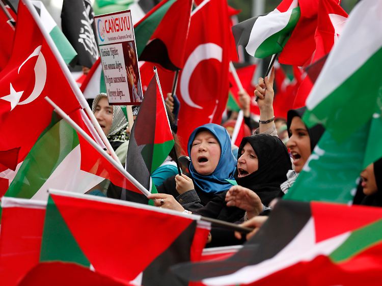 Türkische Demonstranten fordern eine internationale Untersuchung.
