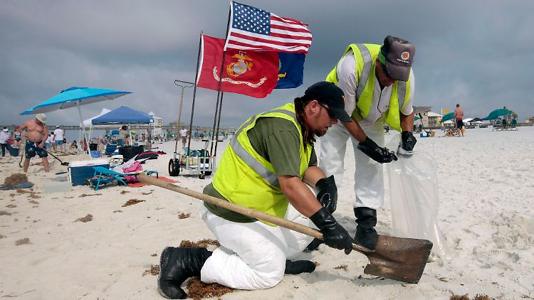 Gestörte Idylle: Ölklumpen-Sammeltrupps am Strand von Pensacola, Florida.