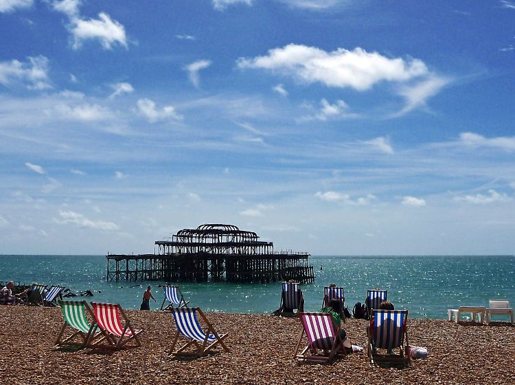 Ein bisschen Endzeitstimmung: Badende vor dem Skelett von Brightons abgebranntem West Pier.