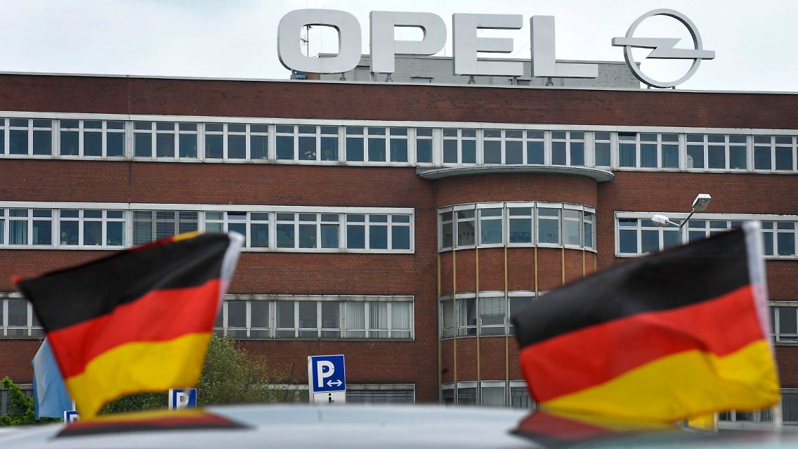 Deutsche Fahnen vor dem Bochumer Autowerk. Auch in Berlin sieht man Staatshilfen sehr skeptisch.
