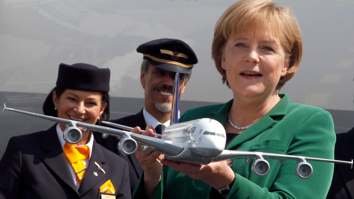 Nach nervenaufreibender Sparklausur bekommt die Kanzlerin ein Spielzeug.
