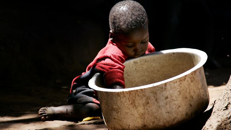 Ein kleiner Junge in einem Flüchtlingsdorf in der Nähe von Uganda.