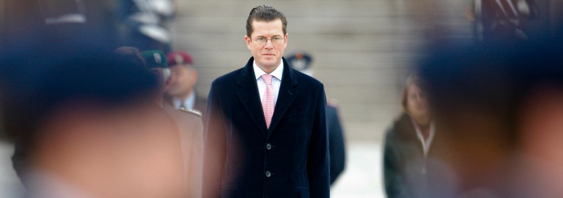 Angesichts der massiven Sparzwänge prüft Verteidigungsminister Guttenberg eine Verkleinerung der Truppenstärke.
